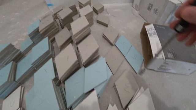 КОГДА УСТАНАВЛИВАТЬ КОРОБКУ ДВЕРИ СКРЫТОГО МОНТАЖА | Делаем пол в санузле из разной плитки