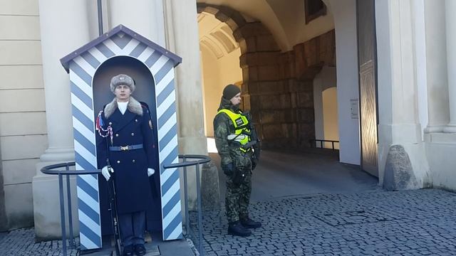 Смена Почётного Караула у Президентского Дворца в Пражском Граде. смотреть онлайн