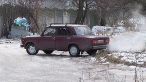 Машина буксует на льду The car skids on ice Зима winter