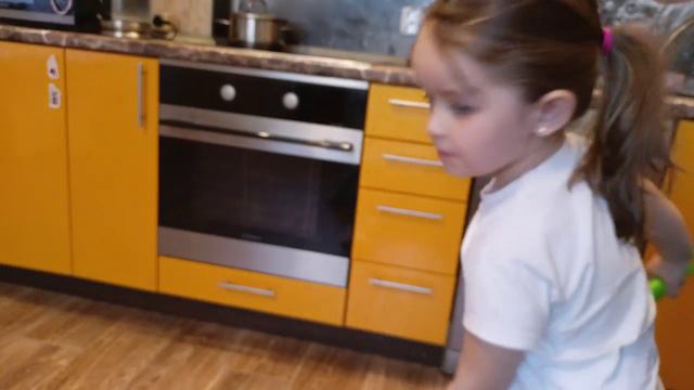 СОФЬЯ ДЕЛАЕТ ПРИБОРКУ.