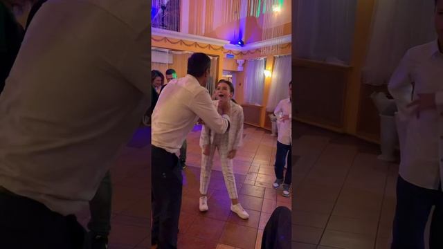 На юбилее у родственников.Зажигательные танцы#лайфстайлблог #блоггер  #осень #ресторан #рекомендации