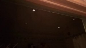 Почему в полнакала горят LED лампочки в ванной при включении света на кухне?