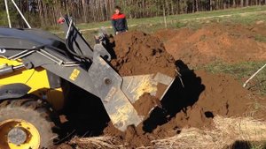 Планировка участка экскаватором-погрузчиком