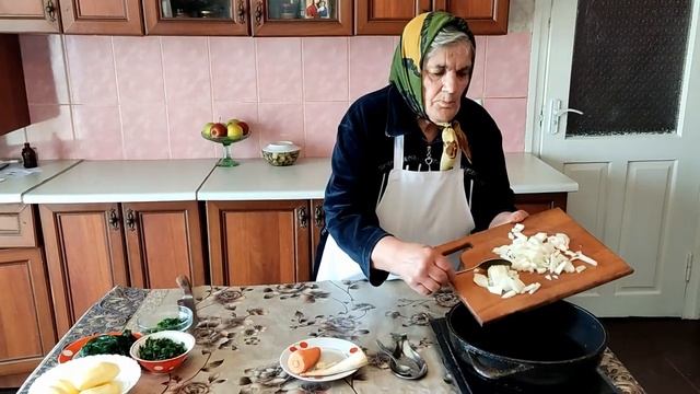 Сеем черемшу и зачищаем клубнику. Бабушка готовит зеленый борщ. Сельская жизнь смотреть онлайн