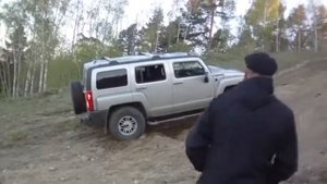 Хаммер H3 лезет на гору Церковка