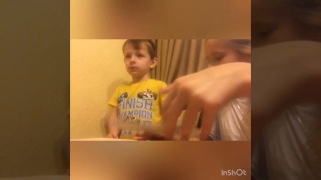 Братик и сестричка делают картинку из песка «Белочка» купленную #ФиксПрайс# смотреть онлайн