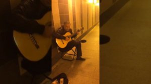 Мужики обалденно играют на гитаре в переходе