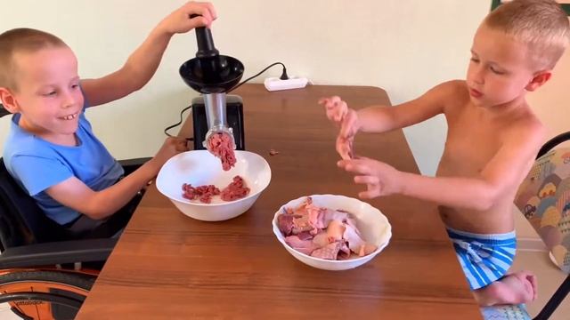 Стёпа перемалывает мясо в мясорубке