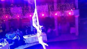 Парное выступление воздушных гимнастов на полотнах