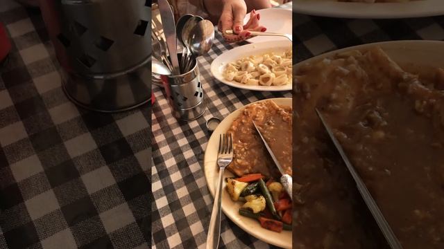 Отдыхаем в Гоа, сидим на пляже в кафешке и кушаем местную кухню, просто балдеем!!! смотреть онлайн