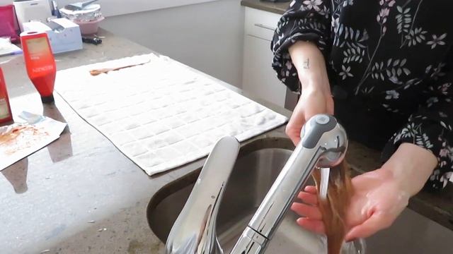 Professional Hairdresser Buys Clip-In Bangs From Amazon смотреть онлайн