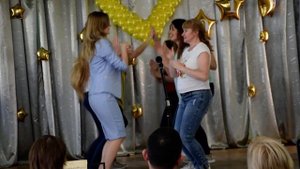 Шуточный танец родителей выпускников начальной школы