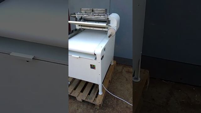 Видео работы машины для раскатки теста МРТ 60М смотреть онлайн