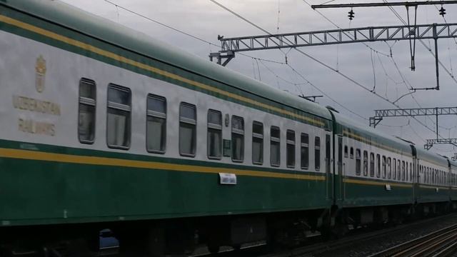 Тепловоз 2ТЭ10УТ-0025А с пассажирским поездом 006Й Самара-Ташкент смотреть онлайн