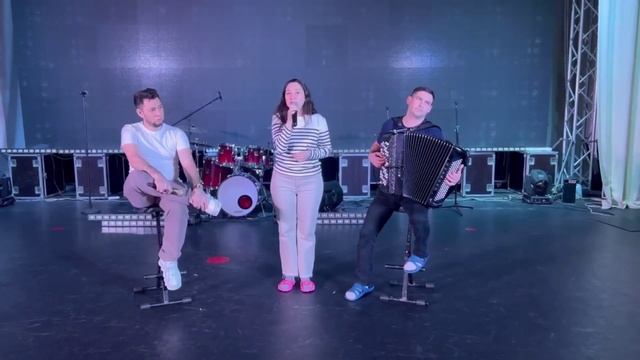 Жена Фирдуса Тямаева очень красиво поёт под баян