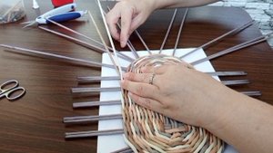 Котодом (лежанка для кошки) из бумажной лозы. Часть 1. Овальное донышко и вывод стоек на стену