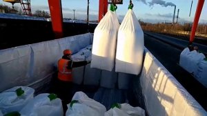 Погрузка УДОБРЕНИЯ в мягких КОНТЕЙНЕРАХ ( биг-бегах ) Козловым Краном в ЖД ПОЛУВАГОН.