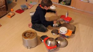 Игра на кастрюлях, как Миша барабанит по кастрюлям