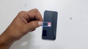Samsung Galaxy A25 5G: Insert SIM card and MicroSD card