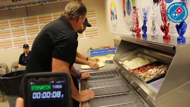 Domino's World Fastest Pizza Maker (3 pizzas 1min 11sec)GM of Domino's @ Quail Corners Charlotte NC смотреть онлайн