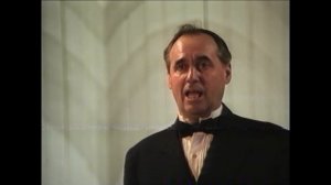 "Скажите девушки подружке вашей". "Dicitencello vuje"