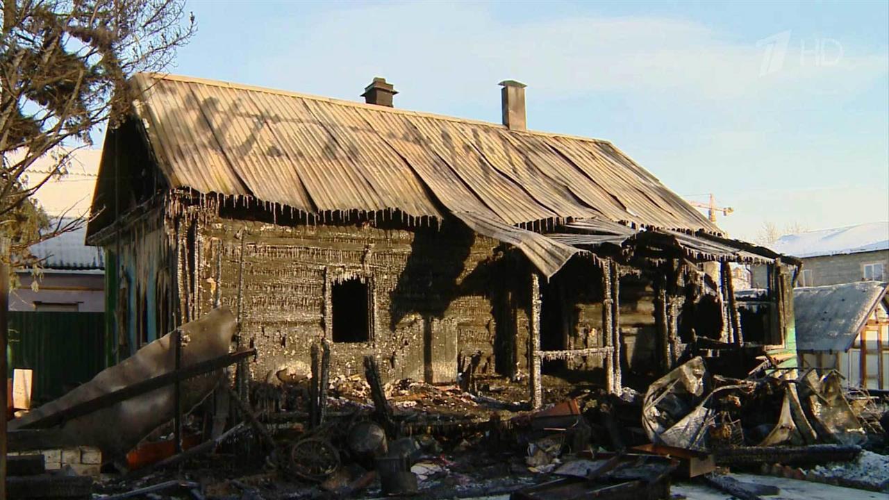 В соцсетях обсуждают героический поступок жителя Екатеринбурга, который спас из горящего дома тро...