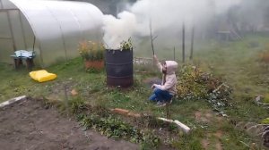 Как НЕ нужно сжигать ветки в железной бочке. Очень много дыма!