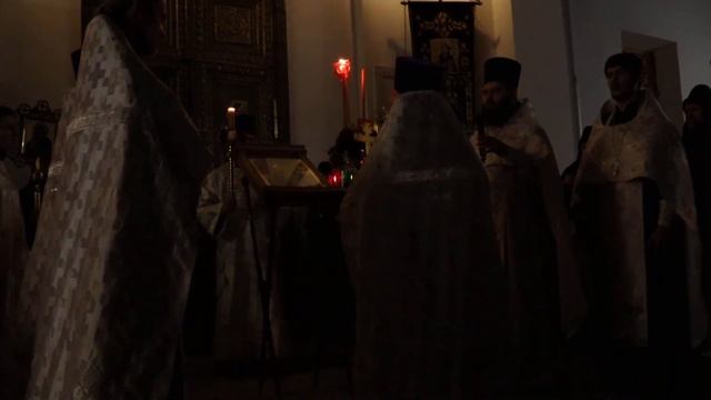 Возглас священника «Христос Воскресе» и ответ народа перед входом в храм после Крестного хода