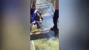 СТЕКЛЯННЫЙ МОСТ  Приколы с туристами на тропе страха  Гора Тяньмэнь в Китае