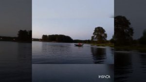 Чувак перевернулся моторной лодке. Пено.