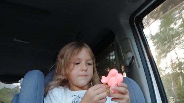 Открываю новую куклу L.O.L прямо в дороге/Привет Сердечки смотреть онлайн