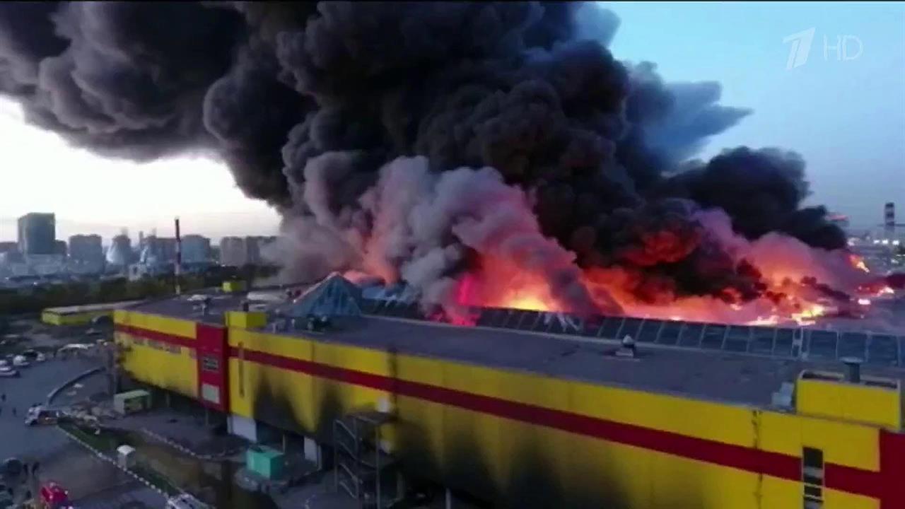 В ТЦ "Синдика" на МКАД сохраняется угроза обрушени...нструкций - на пожаре работают сотни спасателей