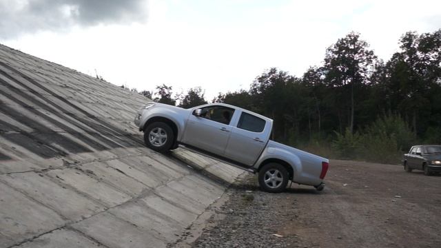 Чем ограничен угол въезда у ISUZU D-Max? Кузовом!