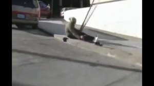 Смачный удар по яйцам + эмоция. Смотреть всем , смешно до слез.