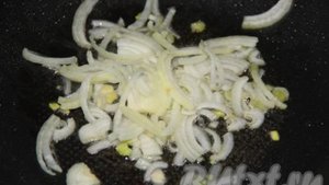 Жареная картошка с луком и сосисками на сковороде