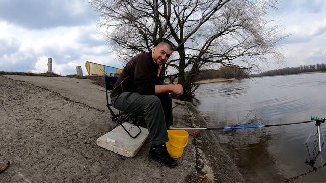 Ловля на поплавок ранней весной. Открытие сезона 2019. Плотва на каждом забросе.
