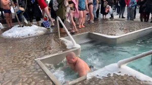 КУПАНИЯ В ЛЕДЯНОЙ ПРОРУБИ ICE BATH 2021 WINTER SWIMMING IN ICE HOLE КРЕЩЕНИЕ