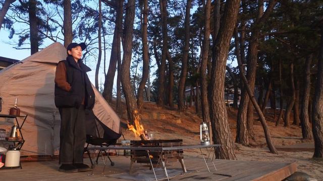 역대급 일몰 뷰✨바다가 코앞에! | 가슴 뭉클해지는 바다 캠핑 | 낭만 가득한 바다에서 나홀로 솔캠 смотреть онлайн