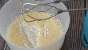 Бисквитный рулет с яблоками