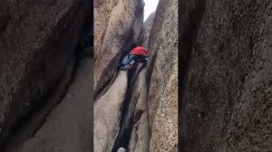 Красноярский столбист-пенсионер без страховки покоряет скалу ,,Перья,,