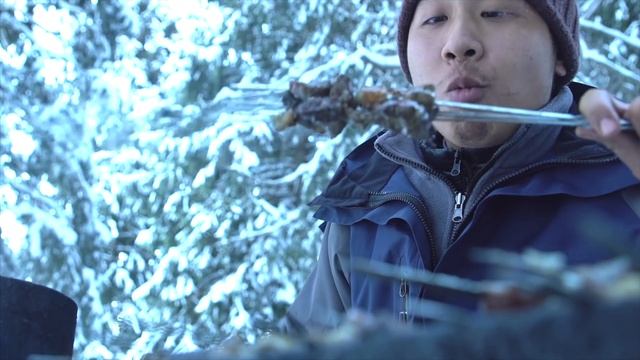 【野食小哥】在雪地上烤羊肉串沒試過吧，啤酒加羊肉，一個人吃太爽了
