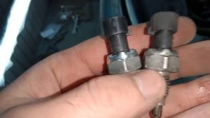 Замена датчика заднего хода и переднего тормозного шланга Шевроле Лачетти.