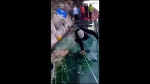 Шок!!! Стеклянный мост в Китае треснул! Человек упал!