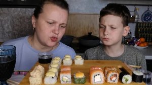 Мукбанг Роллы от подписчицы