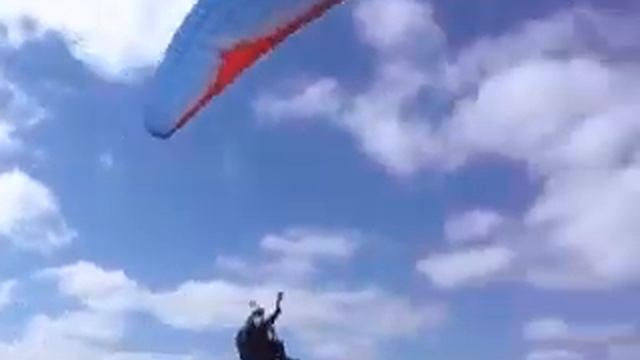 Robin_M_paragliding_at_Staverton,_Devon_UK._April_2006 смотреть онлайн