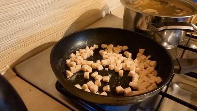 СУП З СИРКАМИ,  ГРИБАМИ І М'ЯСОМ. Найстаріший сум який можна приготувати з грибів. смотреть онлайн