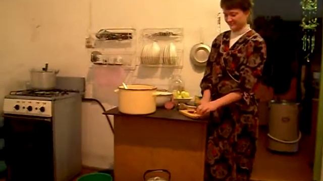мама с дочей готовят обед