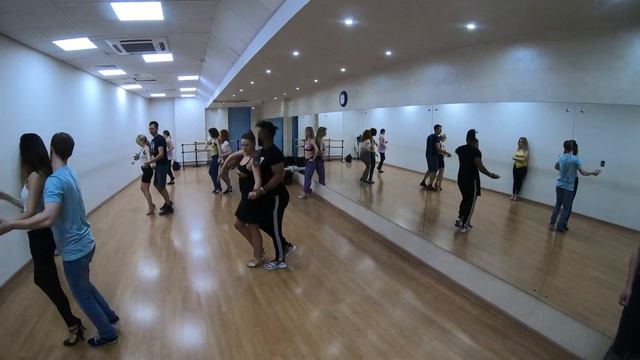 Урок бачаты от Эдельмиро (средняя группа) 09.06.2019 part 1 смотреть онлайн