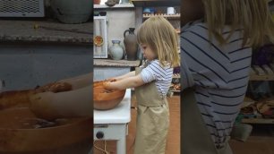 Как скрутить тыкву с ребенком на мастер классе в гончарной студии?