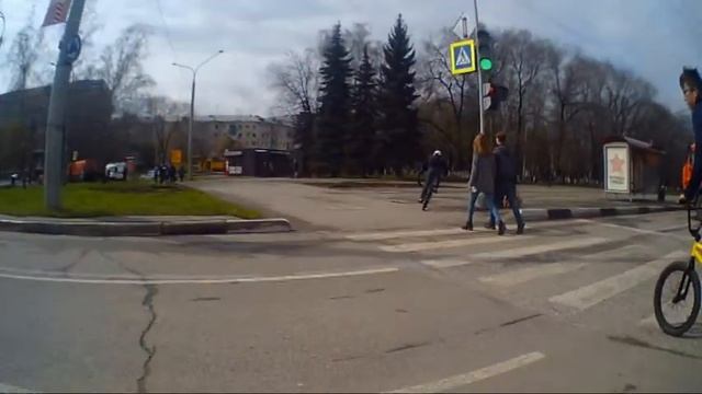 Девятое Мая,катание на BMX,РАЗРЕЗАЛ НОГУ